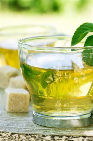 food or drink - Mint tea with fresh mint leaves and sugar cubes Photographie de stock - Aubaine LD & Abonnement, Code: 400-05382460