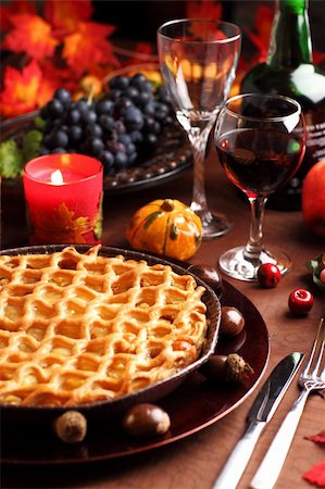 simsearch:400-04370315,k - Apple pie for Thanksgiving with wine and grapes Stock Photo - Budget Royalty-Free & Subscription, Code: 400-05382942