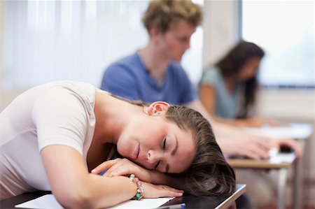 Tired student sleeping in a classroom Foto de stock - Super Valor sin royalties y Suscripción, Código: 400-05677788