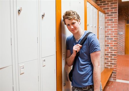 simsearch:400-04335148,k - Student leaning on a locker in a corridor Foto de stock - Super Valor sin royalties y Suscripción, Código: 400-05677873