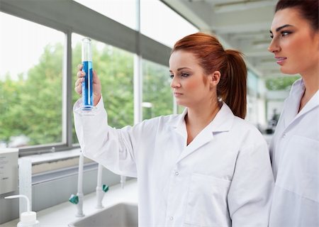 simsearch:400-05669968,k - Science students looking at a graduated cylinder in a laboratory Stock Photo - Budget Royalty-Free & Subscription, Code: 400-05670326