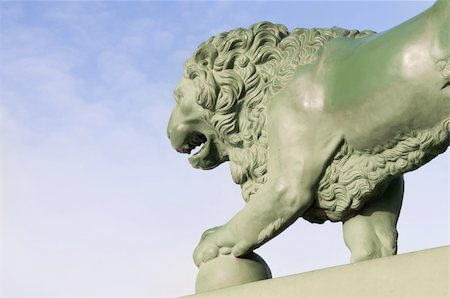 simsearch:400-05716374,k - A bronze statue of a lion on the bank of the river Neva in St. Petersburg, Russia Stock Photo - Budget Royalty-Free & Subscription, Code: 400-05682556