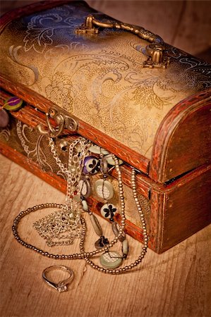 suitcase old - Vintage treasure chest with some jewels inside Stock Photo - Budget Royalty-Free & Subscription, Code: 400-05683193