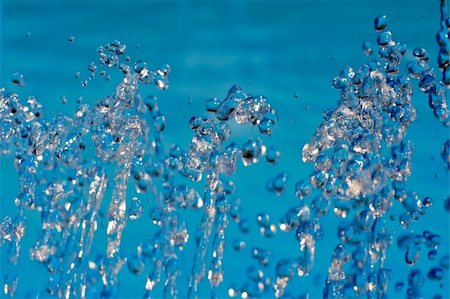 simsearch:400-05359029,k - water droplets on blue background Photographie de stock - Aubaine LD & Abonnement, Code: 400-05683852