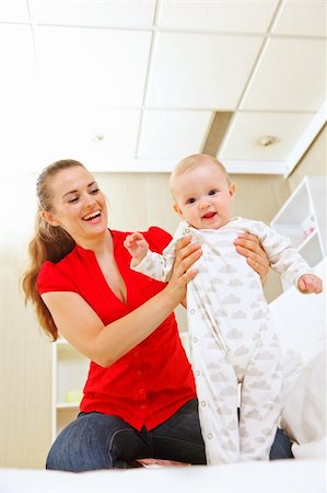 simsearch:400-05899085,k - Smiling mother helping baby learn to walk Foto de stock - Super Valor sin royalties y Suscripción, Código: 400-05692884