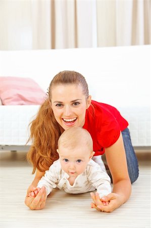 simsearch:400-05692887,k - Smiling mommy and adorable baby playing on floor Foto de stock - Super Valor sin royalties y Suscripción, Código: 400-05692894