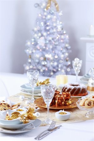 Place setting for Christmas with Christmas tree Foto de stock - Super Valor sin royalties y Suscripción, Código: 400-05703139