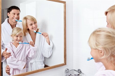 family bathroom mirror - Family brushing their teeth in the bathroom Foto de stock - Super Valor sin royalties y Suscripción, Código: 400-05717395