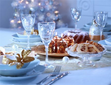 simsearch:400-05693119,k - Place setting for Christmas in blue and white tone Stock Photo - Budget Royalty-Free & Subscription, Code: 400-05718568