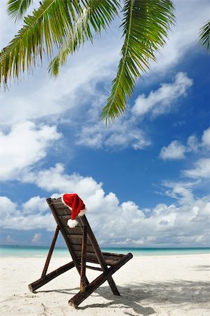 Santa's hat and chaise lounge on the beach Stock Photo - Budget Royalty-Free & Subscription, Code: 400-05711607