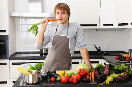 simsearch:400-05744780,k - Man cooking in modern kitchen Stock Photo - Budget Royalty-Free & Subscription, Code: 400-05711601