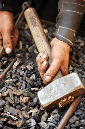 Detail of dirty hands holding hammer - blacksmith Photographie de stock - Aubaine LD & Abonnement, Code: 400-05726036