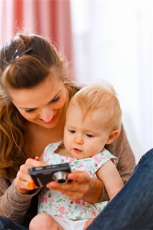 simsearch:400-05692887,k - Young mother showing interested baby photos in camera at home Foto de stock - Super Valor sin royalties y Suscripción, Código: 400-05723088
