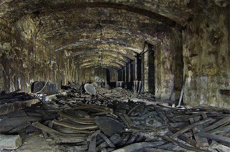 root ruin - Destroyed barrels in the underground hall. Photographie de stock - Aubaine LD & Abonnement, Code: 400-05736172