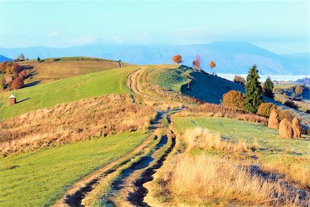 simsearch:400-05719580,k - Autumn misty morning plateau with stack of hay and country dirty road (Mighgirya village outskirts, Carpathian Mt's, Ukraine). Photographie de stock - Aubaine LD & Abonnement, Code: 400-05731011