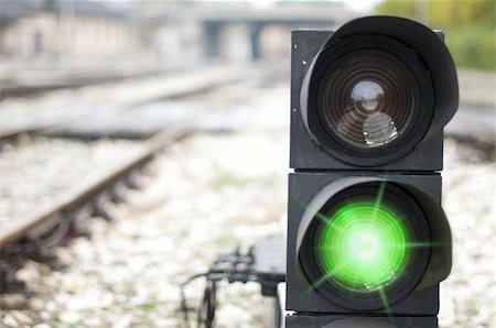 red signal of dangerous - Traffic light shows red signal on railway. Green light Foto de stock - Super Valor sin royalties y Suscripción, Código: 400-05732110