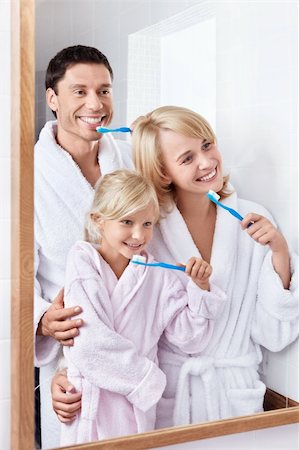 family bathroom mirror - Family brushing their teeth in the bathroom Foto de stock - Super Valor sin royalties y Suscripción, Código: 400-05732855