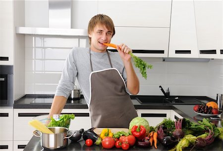 simsearch:400-05744780,k - Man cooking in modern kitchen Stock Photo - Budget Royalty-Free & Subscription, Code: 400-05744785