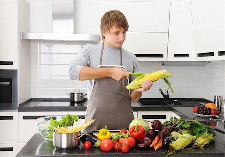 simsearch:400-05744780,k - Man cooking in modern kitchen Stock Photo - Budget Royalty-Free & Subscription, Code: 400-05744782