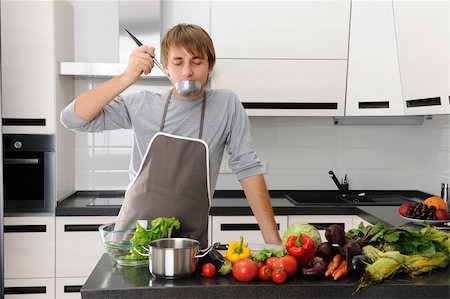 simsearch:400-05744780,k - Man cooking in modern kitchen Stock Photo - Budget Royalty-Free & Subscription, Code: 400-05744783