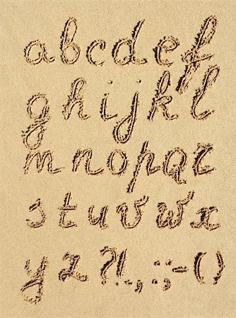 summer text message - The inscriptipon of handwritten alphabet letters on wet beach sand Foto de stock - Super Valor sin royalties y Suscripción, Código: 400-05745255