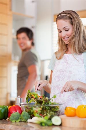 Portrait of a lovely couple making a salad in their kitchen Photographie de stock - Aubaine LD & Abonnement, Code: 400-05746848