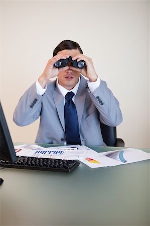 simsearch:400-05748165,k - Young businessman looking through binoculars Foto de stock - Super Valor sin royalties y Suscripción, Código: 400-05748169