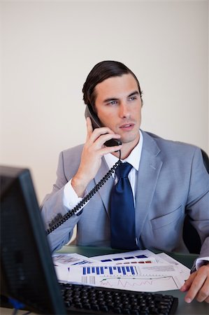 simsearch:400-05748165,k - Businessman at his desk talking on the phone Foto de stock - Super Valor sin royalties y Suscripción, Código: 400-05748176