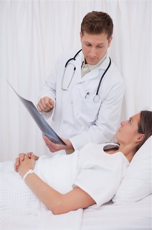 simsearch:400-05748252,k - Doctor explaining x-ray to bedridden patient Stock Photo - Budget Royalty-Free & Subscription, Code: 400-05748254