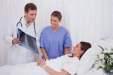 simsearch:400-05748252,k - Doctors explaining x-ray to bedridden patient Stock Photo - Budget Royalty-Free & Subscription, Code: 400-05748259