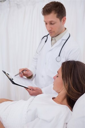 simsearch:400-05748252,k - Doctor explaining his bedridden patient the examination results Stock Photo - Budget Royalty-Free & Subscription, Code: 400-05748266