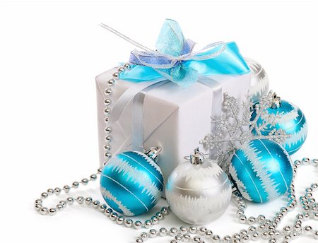 simsearch:400-04841877,k - Gift box with Christmas decorations on white background Stock Photo - Budget Royalty-Free & Subscription, Code: 400-05749118
