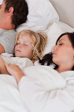 simsearch:640-06963757,k - Portrait of a boy sleeping between his parents in a bedroom Stock Photo - Budget Royalty-Free & Subscription, Code: 400-05749813