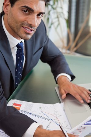 simsearch:400-05748165,k - Portrait of a focused sales person studying statistics in an office Foto de stock - Super Valor sin royalties y Suscripción, Código: 400-05742758