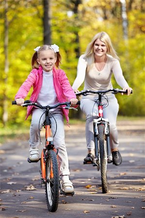 simsearch:400-05755734,k - Mother and daughter on bicycle in autumn park Photographie de stock - Aubaine LD & Abonnement, Code: 400-05755734