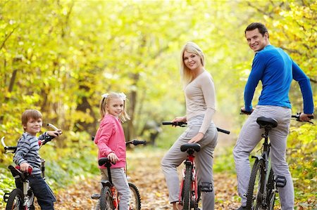 simsearch:400-05755734,k - Family on bikes in the park Photographie de stock - Aubaine LD & Abonnement, Code: 400-05755737