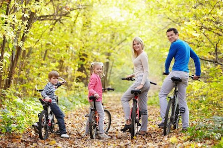 simsearch:400-05755734,k - Family on bikes in the park in autumn Photographie de stock - Aubaine LD & Abonnement, Code: 400-05755738