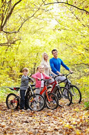 simsearch:400-05755734,k - Family on bikes in the park Photographie de stock - Aubaine LD & Abonnement, Code: 400-05755739