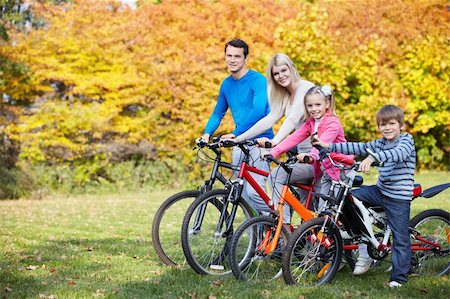 simsearch:400-05755734,k - Family on bikes in the park Photographie de stock - Aubaine LD & Abonnement, Code: 400-05755731
