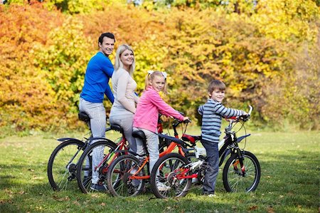 simsearch:400-05755734,k - Family on bikes in the park Photographie de stock - Aubaine LD & Abonnement, Code: 400-05755732