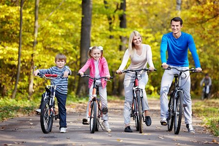 simsearch:400-05755734,k - Family on bikes in the park in autumn Photographie de stock - Aubaine LD & Abonnement, Code: 400-05755733