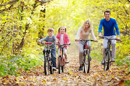 simsearch:400-05755734,k - Family on bikes in the park in autumn Photographie de stock - Aubaine LD & Abonnement, Code: 400-05755740