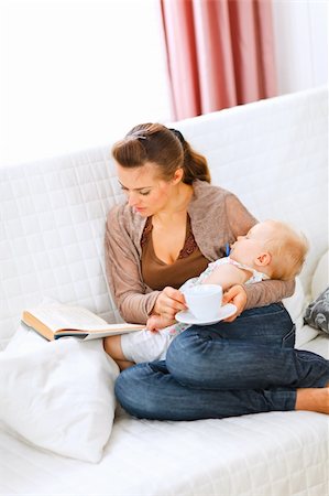simsearch:400-05692887,k - Young mom resting while baby sleep by having tea and reading book Foto de stock - Super Valor sin royalties y Suscripción, Código: 400-05750414