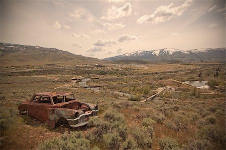 Old rusty car abandoned in the desert hills Photographie de stock - Aubaine LD & Abonnement, Code: 400-05875361