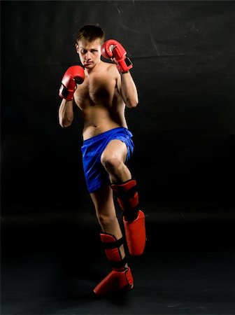 Portrait of young man with boxing  gloves over black background Foto de stock - Super Valor sin royalties y Suscripción, Código: 400-05876181