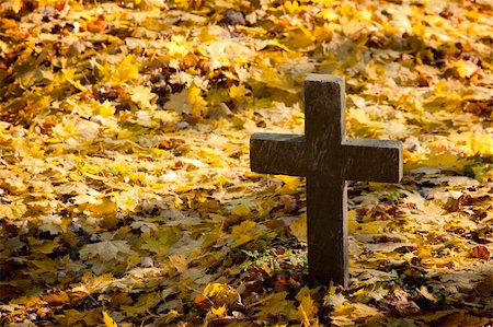 simsearch:400-04032243,k - A cross monument in a cemetery with fall leaves in the background Stock Photo - Budget Royalty-Free & Subscription, Code: 400-05878088