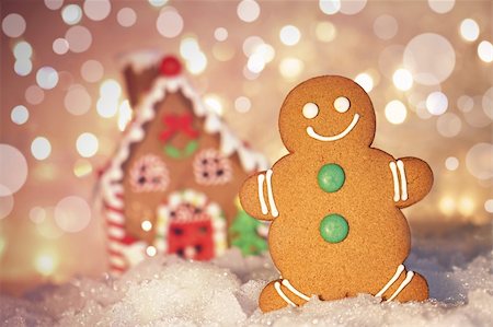 simsearch:400-05721521,k - Gingerbread man cookie standing in snow beside house Stock Photo - Budget Royalty-Free & Subscription, Code: 400-05884783