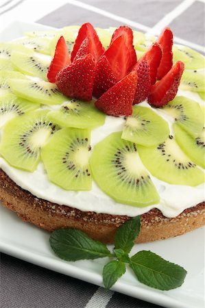 simsearch:400-05173009,k - Cake with the cream, the kiwi and the strawberries Stock Photo - Budget Royalty-Free & Subscription, Code: 400-05886392
