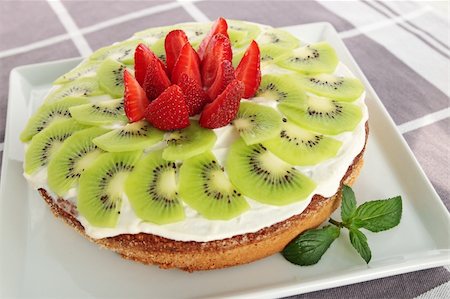 simsearch:400-05173009,k - Cake with the cream, the kiwi and the strawberries Stock Photo - Budget Royalty-Free & Subscription, Code: 400-05886393
