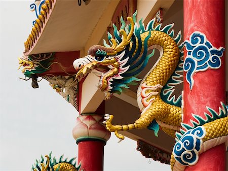 Right Golden dragon statue on red pillar in Chinese Temple style Foto de stock - Super Valor sin royalties y Suscripción, Código: 400-05881704